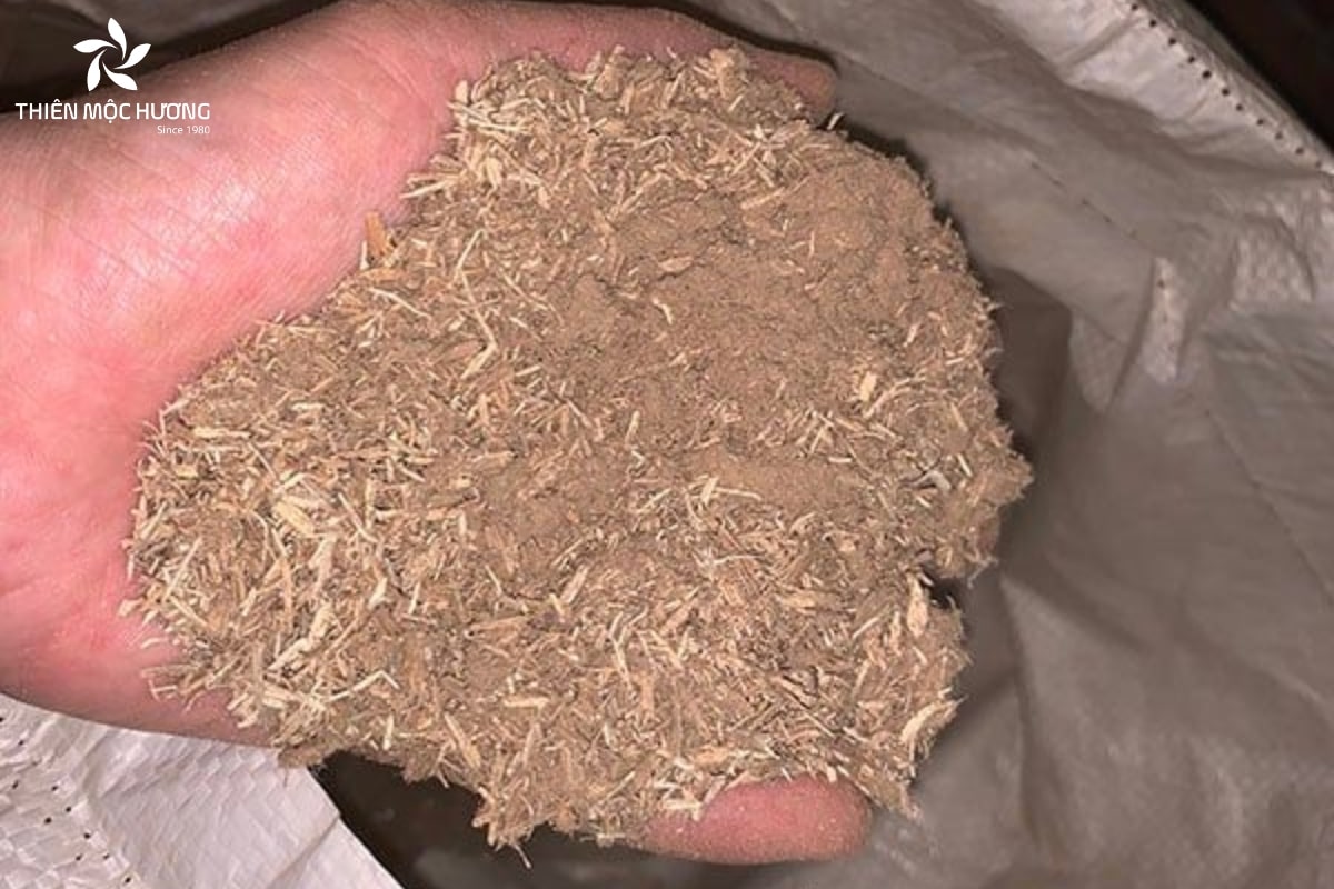 cac-loai-tram-09 Ép tinh dầu trầm hoặc gió dầu vào gỗ Dó đã qua xử lý nhằm mô phỏng màu sắc và hương thơm của trầm tự nhiên với chi phí thấp