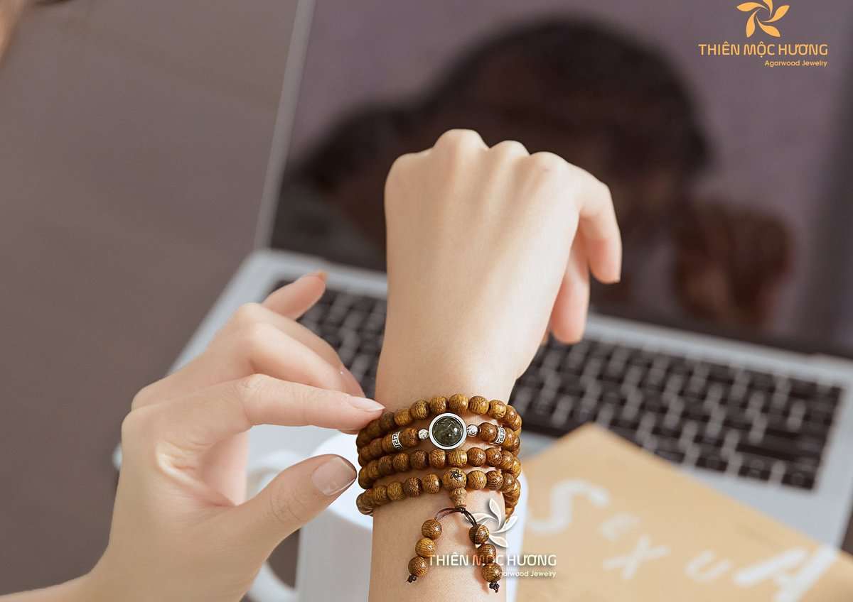 cách đeo vòng trầm 108 hạt