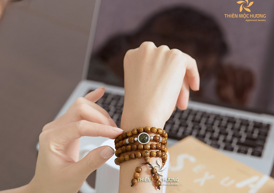 Ngoài công dụng vật lý, vòng trầm hương 108 hạt còn mang ý nghĩa sâu sắc trong lĩnh vực phong thủy và tâm linh