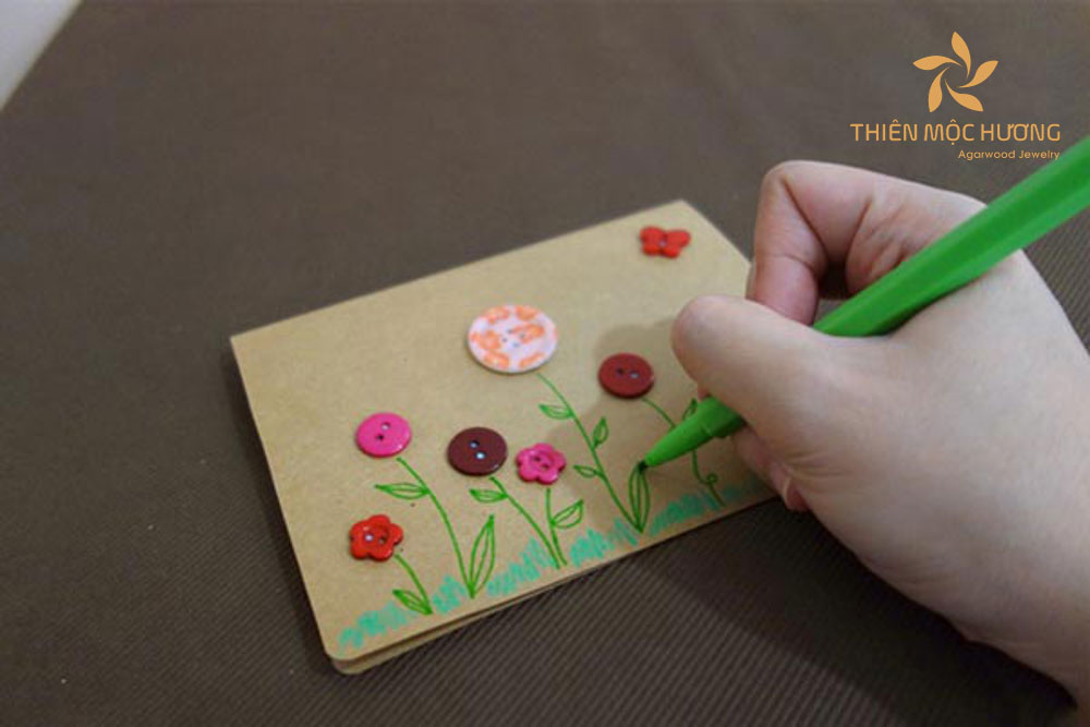 Thiệp 8/3 được trang trí bằng cúc áo