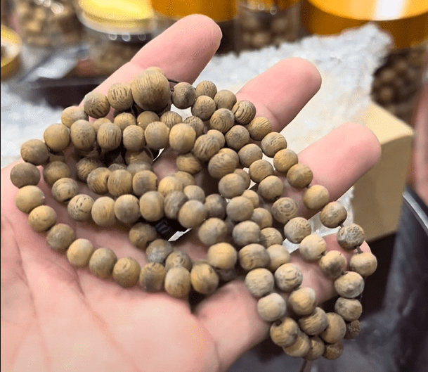 Cách xử lý khi vòng trầm hương bị mốc