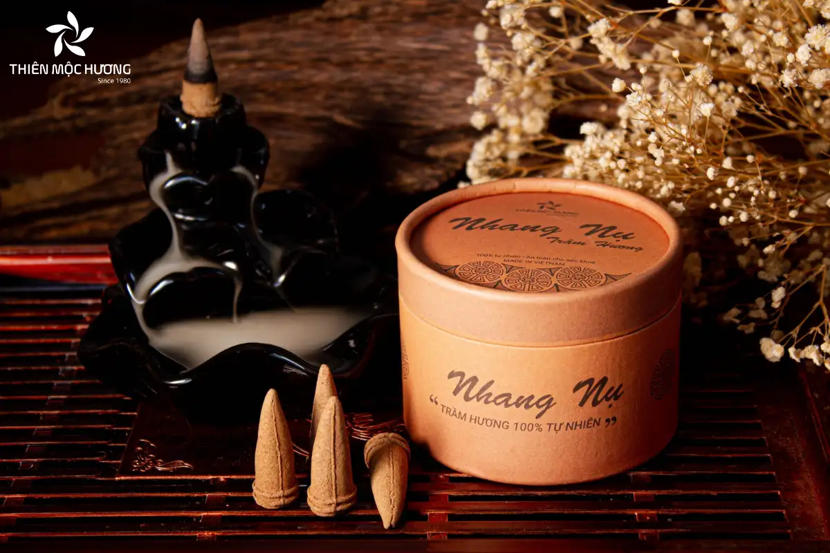 Cây trầm hương giữ vai trò quan trọng trong tín ngưỡng và phong thủy, giúp thanh lọc không gian và đem lại sự an lành cùng may mắn cho gia chủ