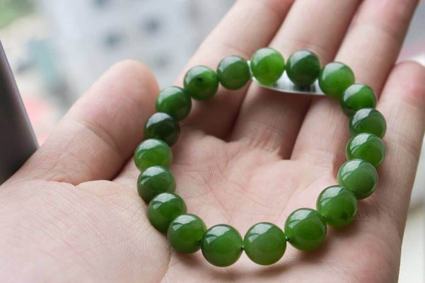 chuoi-vong-ngoc-bich-nephrite-jade-thien-nhien-601x400-1 Tinh thể này sẽ nâng cao sự tự tin của bạn