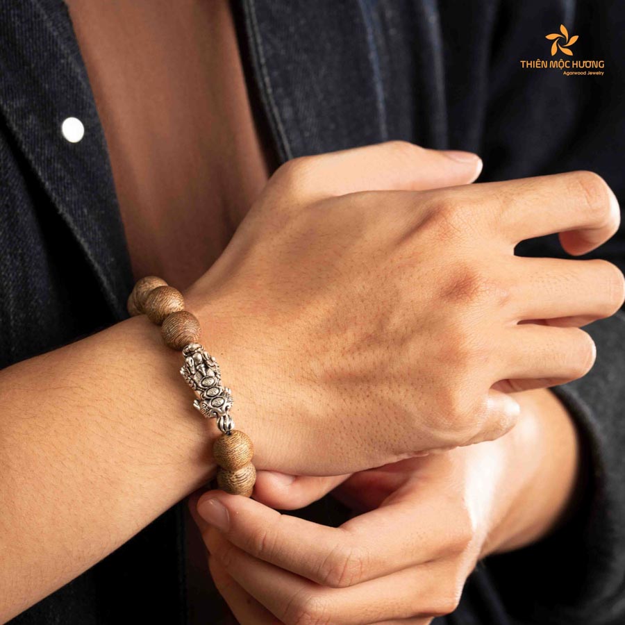 co-nen-deo-vong-2-tay-khong