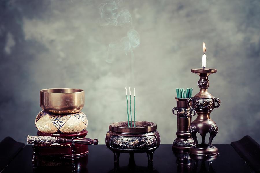 co-nen-thap-huong-hang-ngay-khong