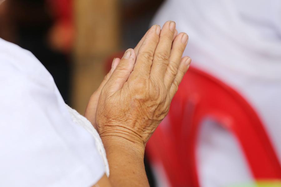 co-nen-thap-huong-hang-ngay-khong