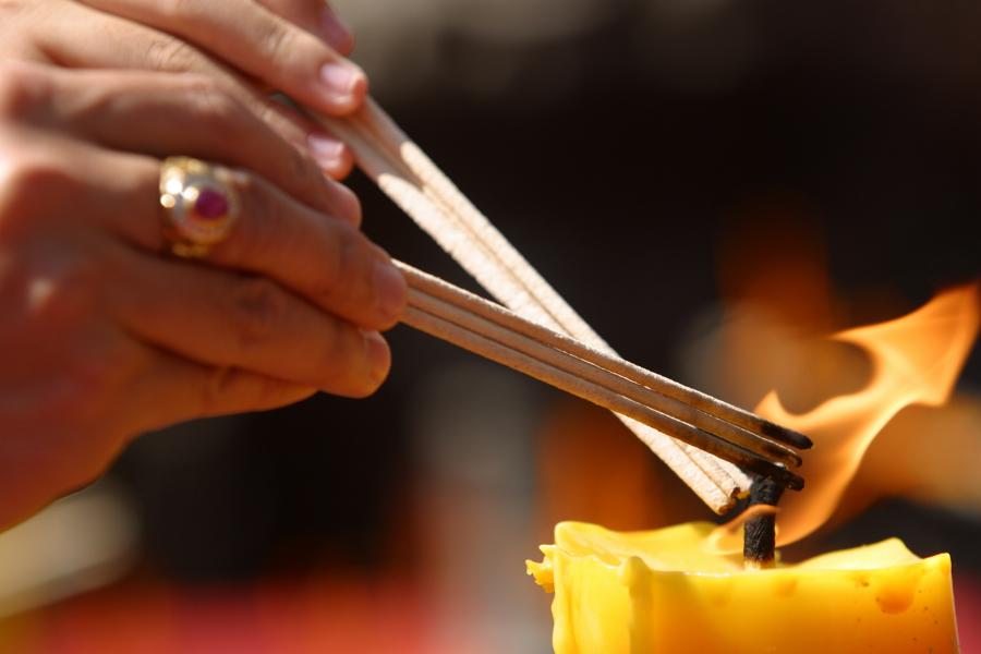 co-nen-thap-huong-hang-ngay-khong