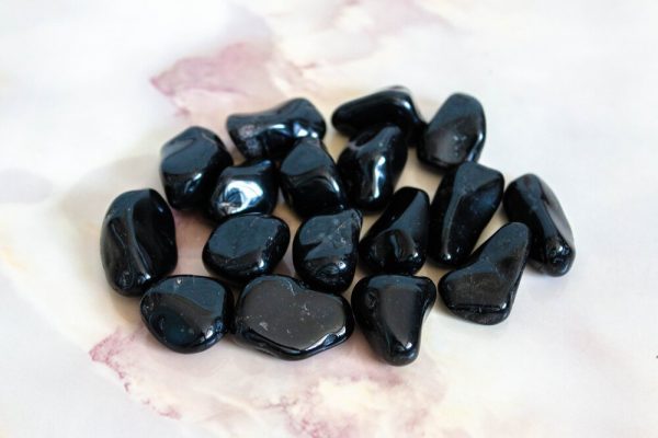 Đá Onyx màu đen với sọc trắng (Black Onyx) là loại nổi tiếng nhất