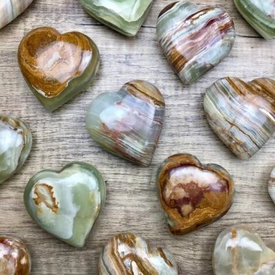 Mang nhiều màu sắc khác nhau và có tính xuyên sáng, thế nên nó được sử dụng rộng rãi trong kiến trúc