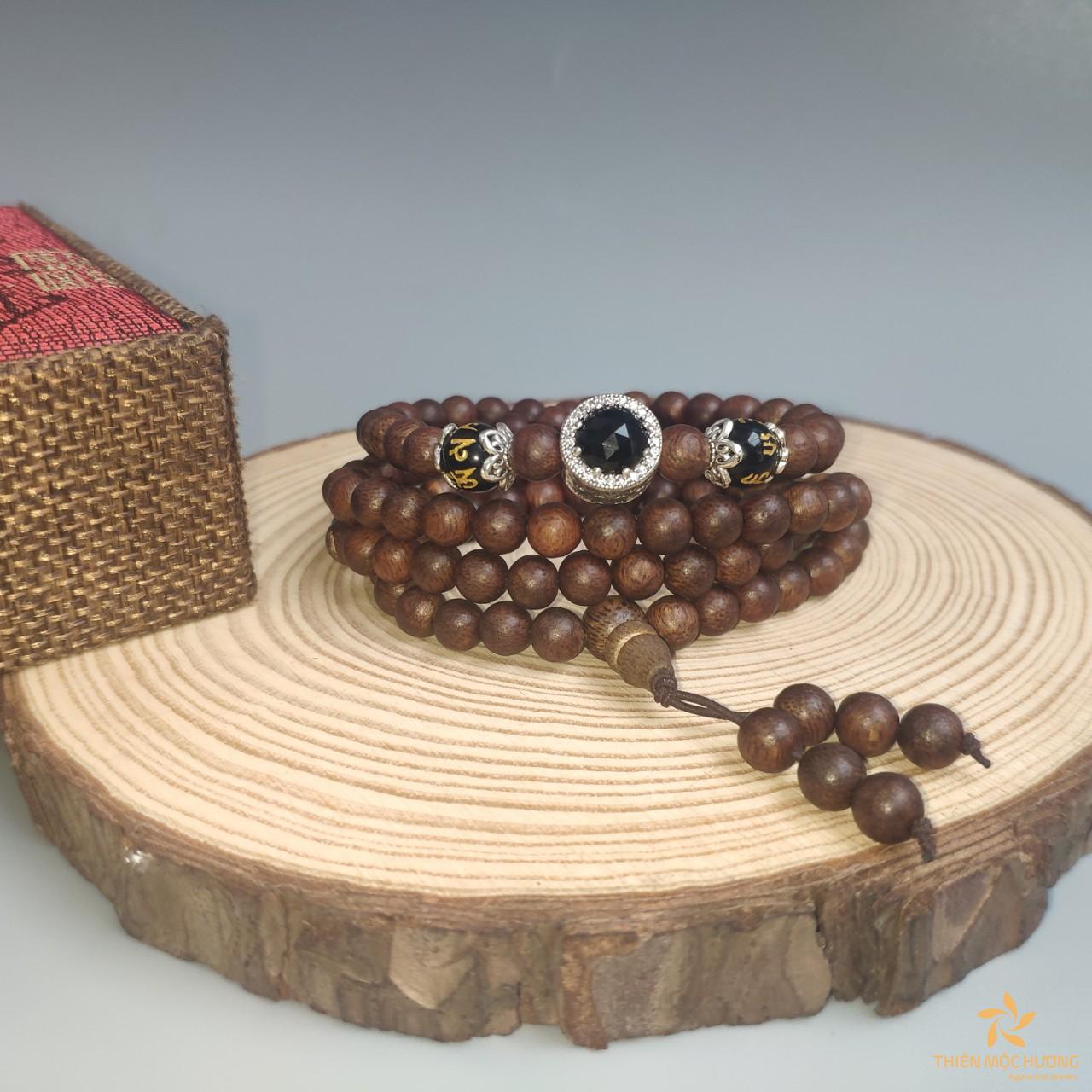 Vòng trầm hương nạm charm đá đen