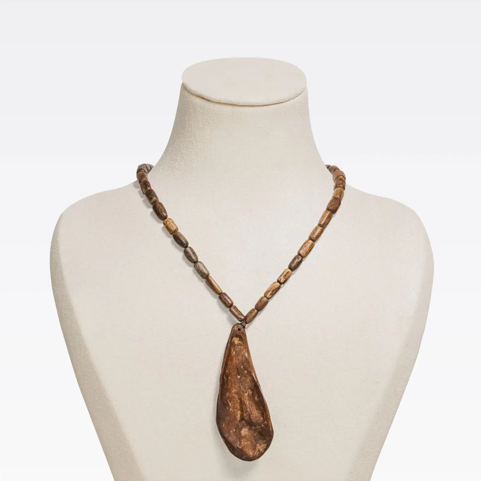 Từ những khối trầm nhỏ, bàn tay tài hoa của người thợ tạo ra các mặt dây chuyền tinh xảo