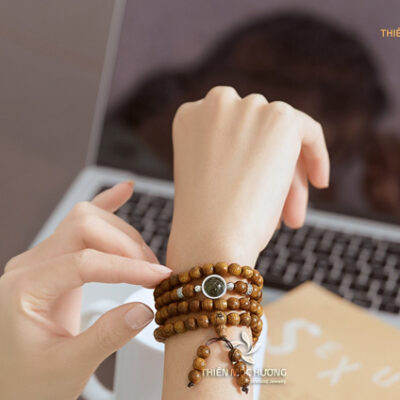 deo-vong-tay-nao-400x400-1 Nên đeo vòng trầm hương tay nào là thắc mắc của nhiều người