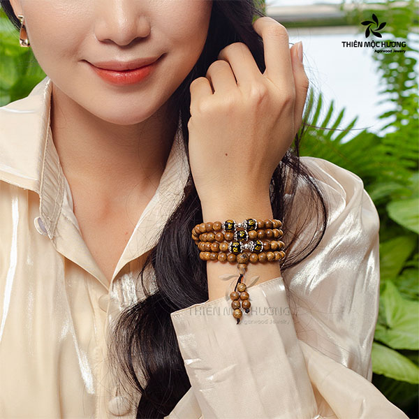 Đeo vòng trầm hương tay nào để thu hút tài lộc? Câu trả lời là tay trái.