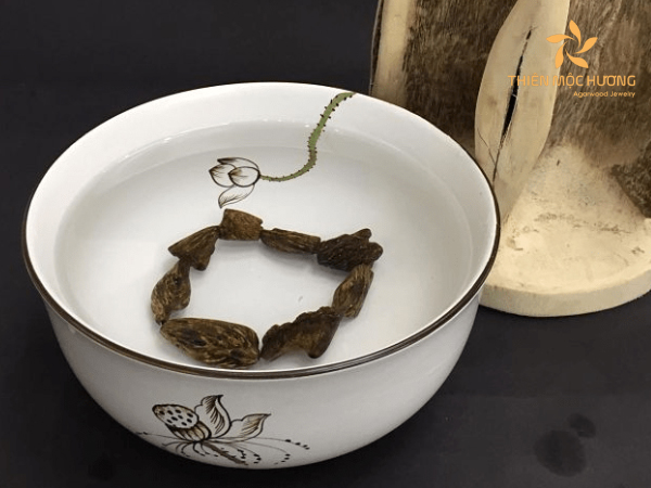 Vòng trầm hương chìm nước