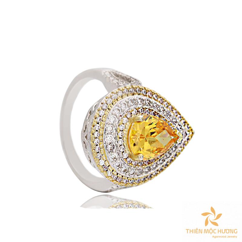 ZIRCON vàng là loại đá quý khá nổi tiếng trong giới trang sức