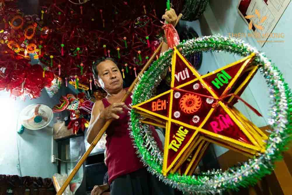 Hình ảnh nghệ nhân chế tác chiếc đèn ông sao