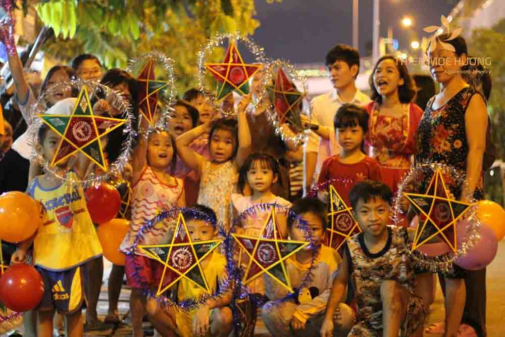 bài hát "Em đi rước đèn" mang đậm màu sắc trẻ thơ