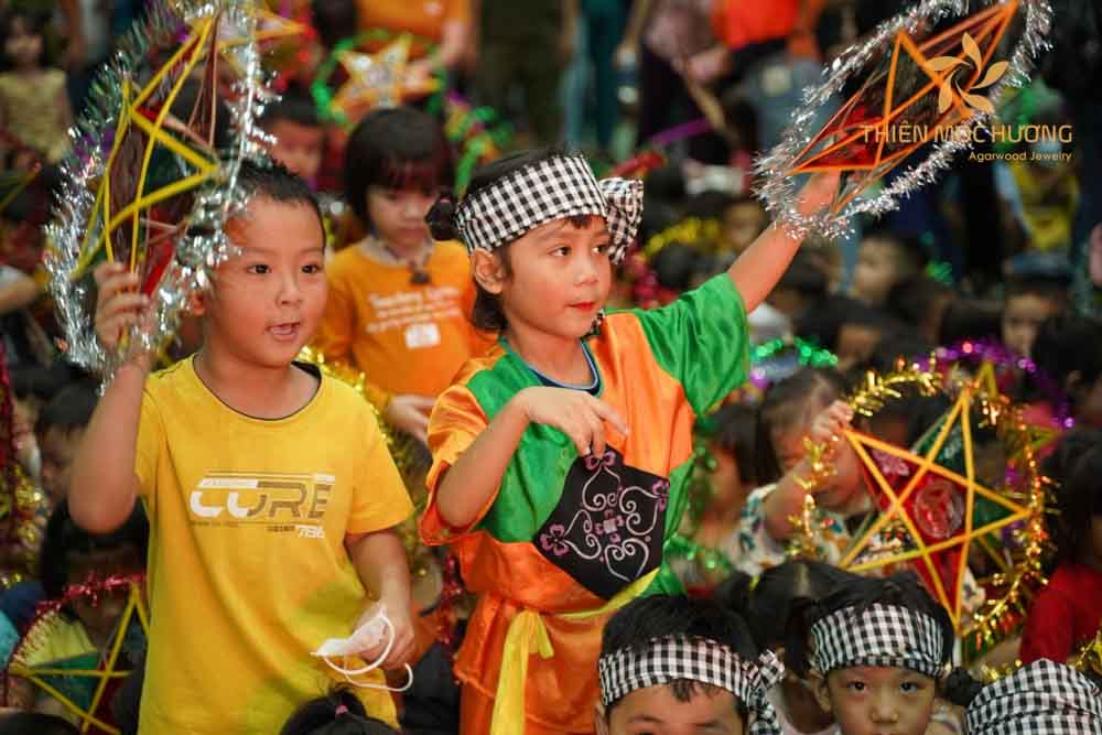 Trẻ em hóa trang để vui đêm trung thu