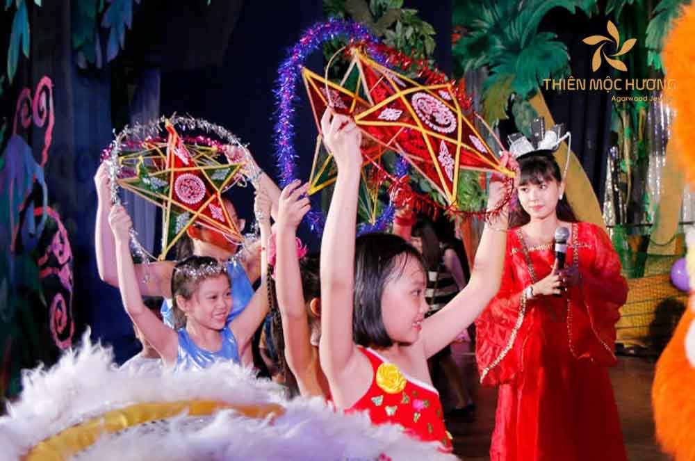 Các em diễn kịch trong ngày lễ trung thu