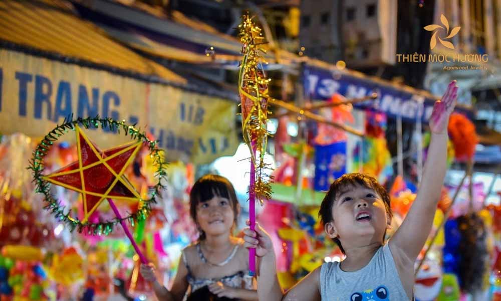 Các em nhỏ rước đèn bằng những lồng đèn khác nhau