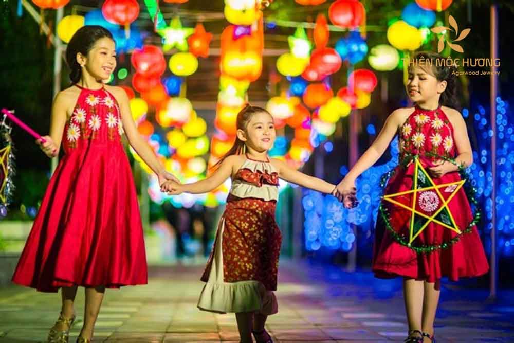 Các em nhỏ nắm tay nhau rước đèn trung thu