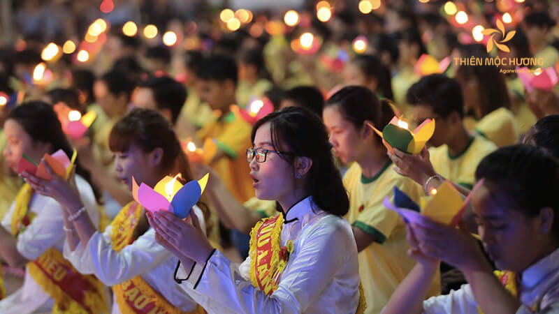 hình ảnh dâng hoa và lễ vật mang đến vẻ đẹp tinh tế và ý nghĩa cao cả mùa Vu Lan