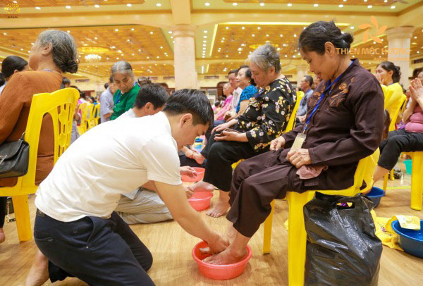 Hình ảnh Vu Lan báo hiếu cha mẹ - nghi thức rửa chân cha mẹ thể hiện sự kính trọng và lòng biết ơn