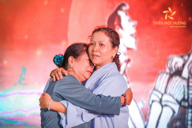 Hình ảnh mẹ con ôm nhau vô cùng cảm động trong ngày lễ Vu Lan