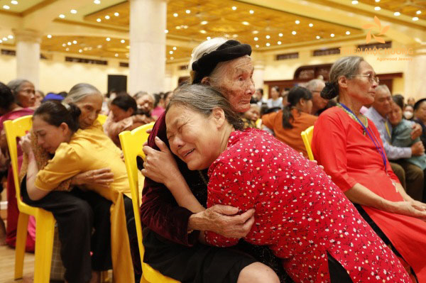 Hình ảnh con gái ôm mẹ vô cùng xúc động