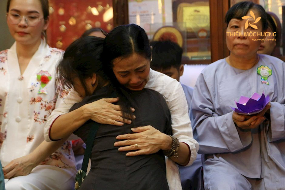 Hình ảnh mẹ con ôm nhay thể hiện tình thương vào ngày lễ Vu Lan