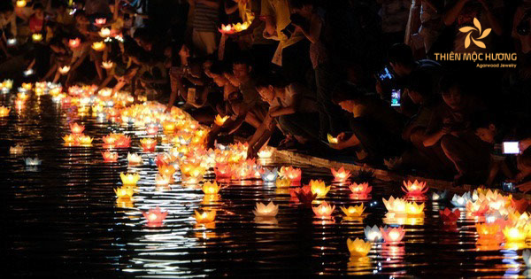 Hình ảnh các gia đình thả đèn hoa đăng vô cùng đẹp