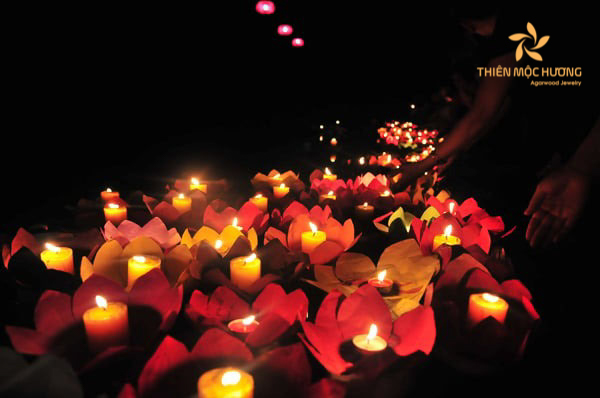Hình ảnh hoạt động thả đèn hoa đăng