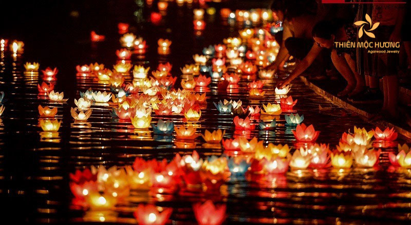 Hình ảnh đèn hoa đăng lấp lánh trên dòng sông