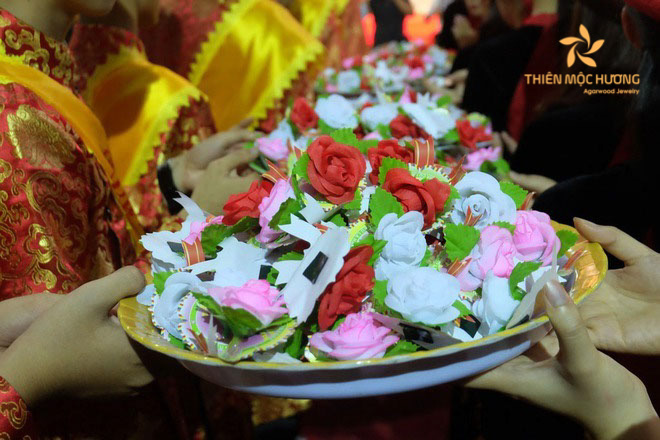 Hình ảnh hoa hồng trắng, đỏ, vàng cài áo lễ Vu Lan