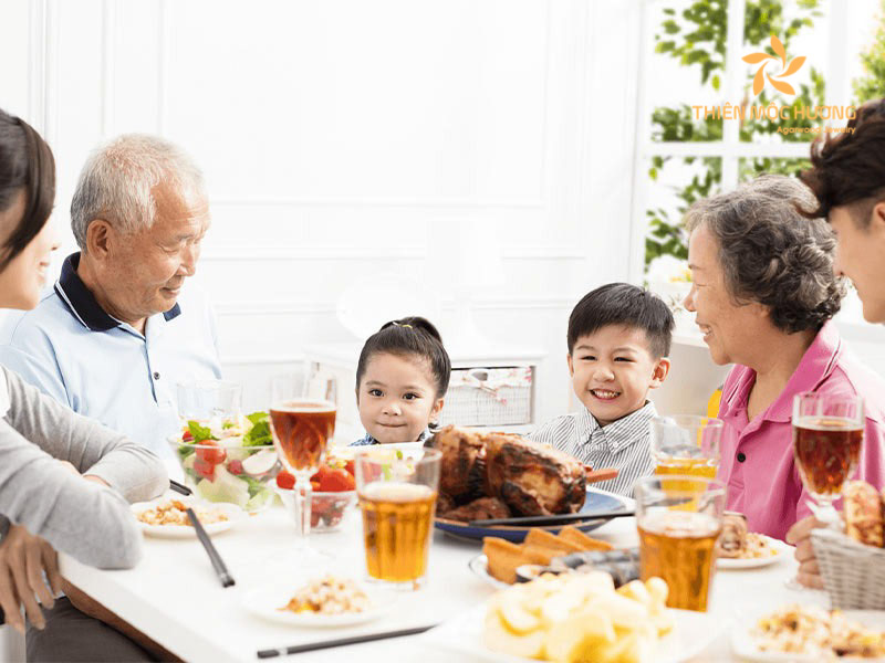 Hình ảnh Vu Lan báo hiếu cha mẹ - Hình ảnh các cháu cùng sum họp với ông bà lễ Vu Lan