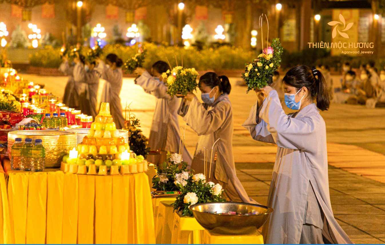 Mùa Vu Lan, các gia đình thường dành tặng những lễ vật để cầu bình an cho gia đình.