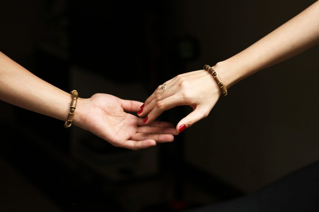 vòng tay cặp đôi trầm hương hoàng kim trụ