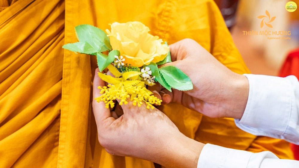 Ý nghĩa màu hoa hồng vàng thể hiện sự phổ độ chúng sinh của các tu sĩ