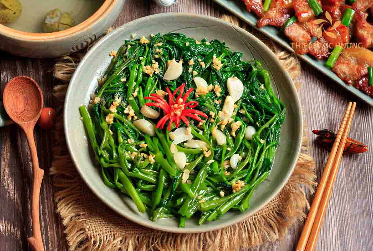 Nấu món rau muống xào làm món ăn trong ngày lễ vu lan