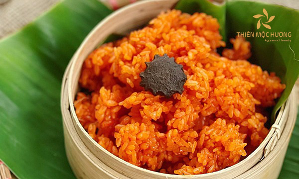 Xôi gấc rất quen thuộc trên mâm cúng và trong các món ăn trong mùa vu lan của miền nam