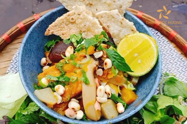 Mỳ quảng chay được người miền Trung nấu trong bữa ăn ngày vu lan