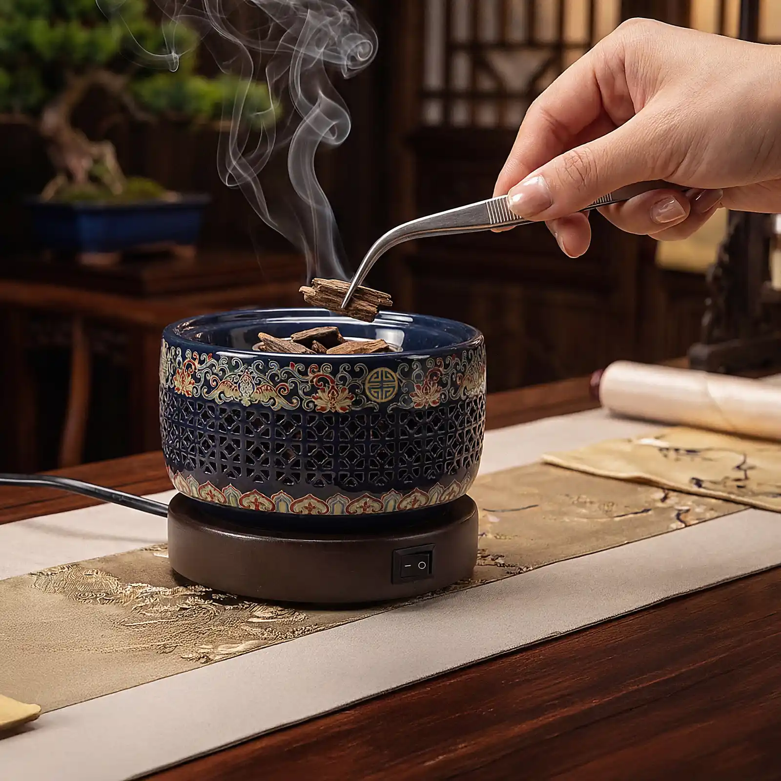 Xông trầm là một trong những việc làm quan trọng trước khi đeo vòng phong thủy