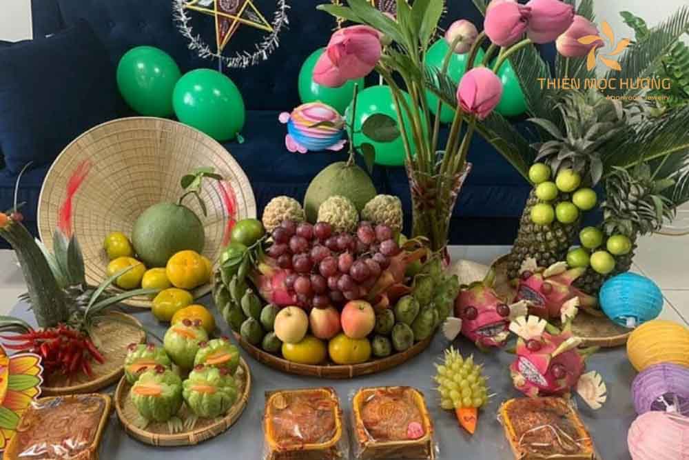 Bày trí mâm ngũ quả tết trung thu cùng với bánh trung thu xung quanh