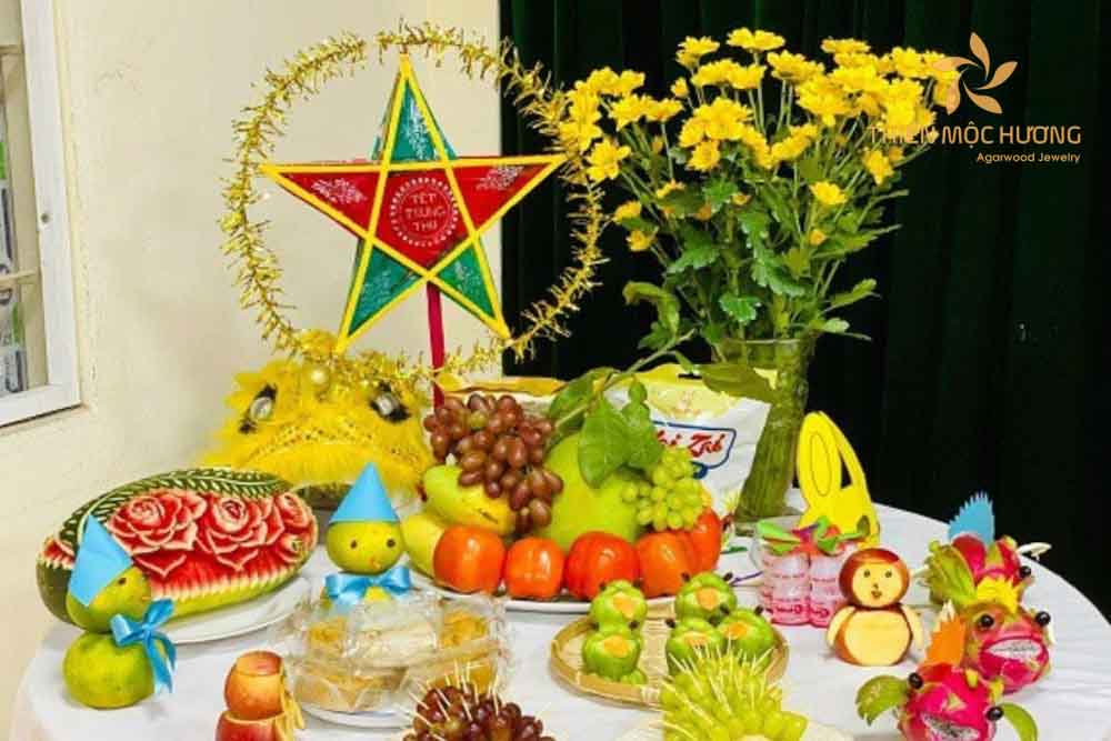 Mâm ngũ quả tết trung thu bày trí với các loại trái cây và bánh mứt có sẵn trong nhà