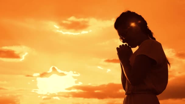 Người phương Đông thường cầu nguyện để xin được may mắn trong công việc