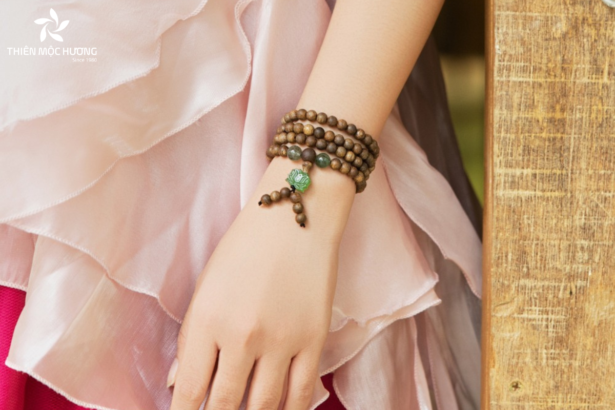 Vòng trầm hương 108 hạt hợp mệnh gì với Thổ phụ thuộc vào cách kết hợp màu sắc, giúp ổn định tài chính, bình yên gia đình và sức khỏe.