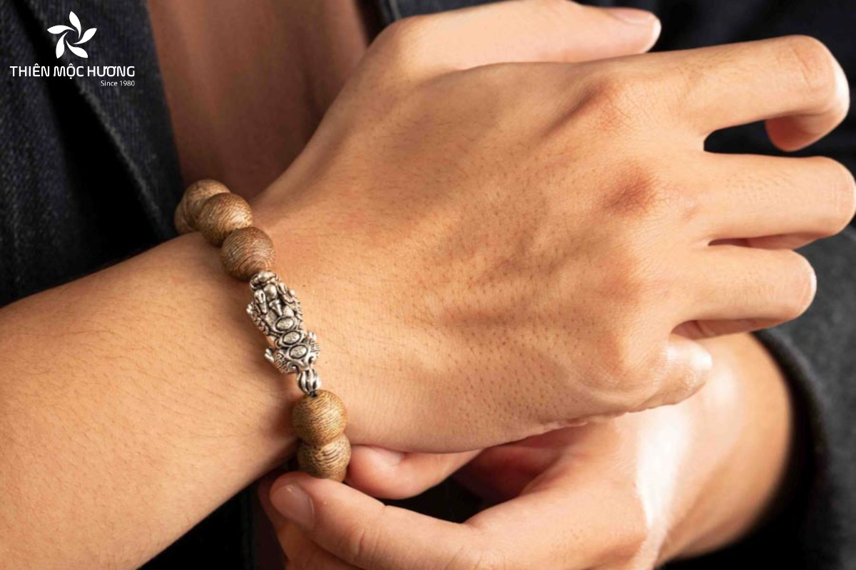 menh-thuy-deo-vong-mau-gi-01