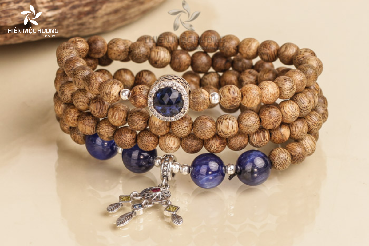 menh-thuy-deo-vong-mau-gi-02