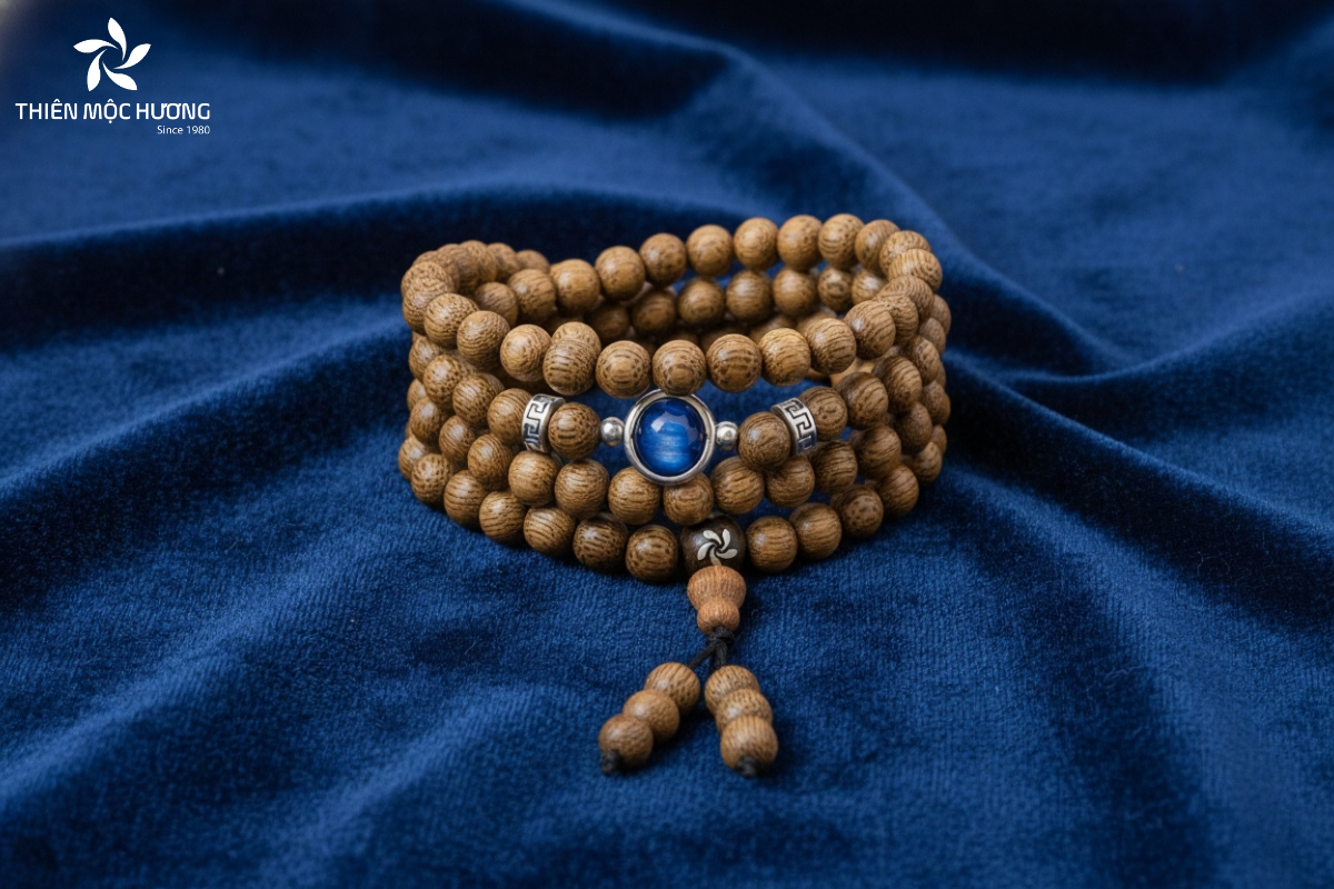 Lựa chọn trầm chìm nước (trầm đen sâu) để tăng cường mối liên kết với mệnh Thuỷ