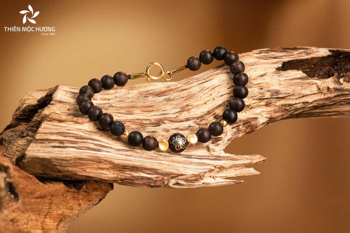 menh-thuy-deo-vong-mau-gi-11